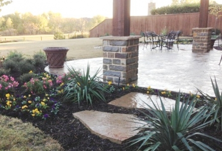 Oklahoma Rustic Grey used on columns.