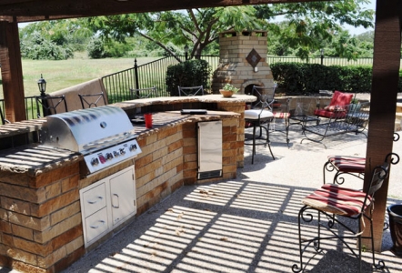 An outdoor kitchen and living area with sawn millsap.